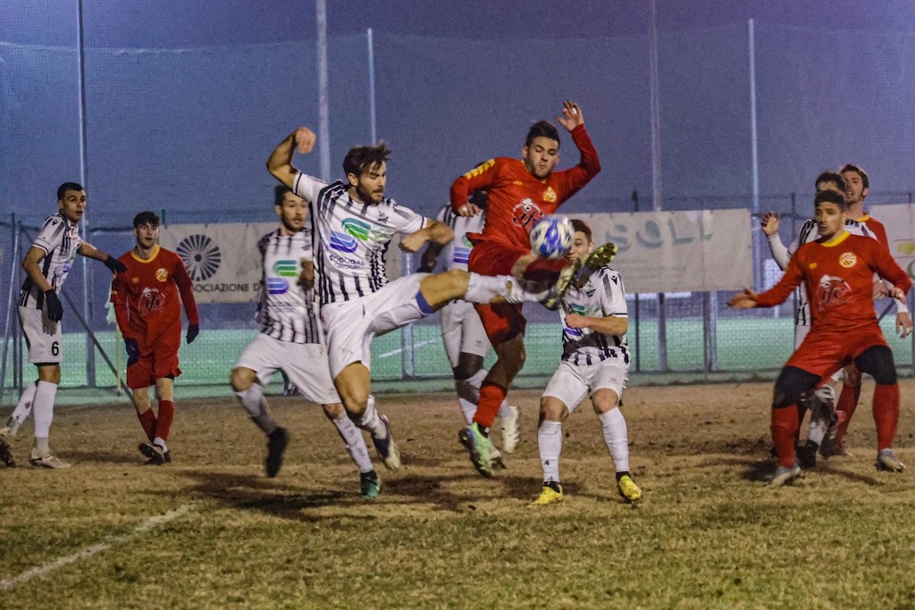 Giulio Ibrahimi e Adriano Pellacini si contendono il pallone in Carignano Fidenza 1 1 19a giornata Promozione gir. A 2024 2025