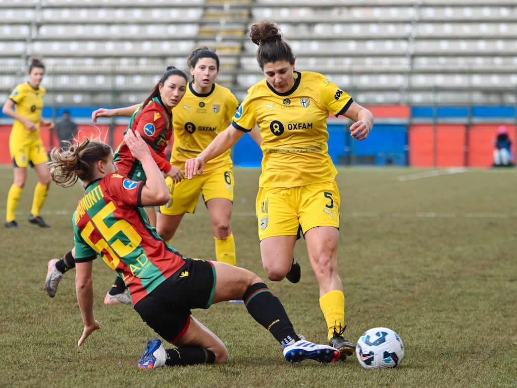 Laura Peruzzo contrastata da Chiara Ripamonti in Ternana Women Parma Women 1 1 Serie B femminile 2024 2025