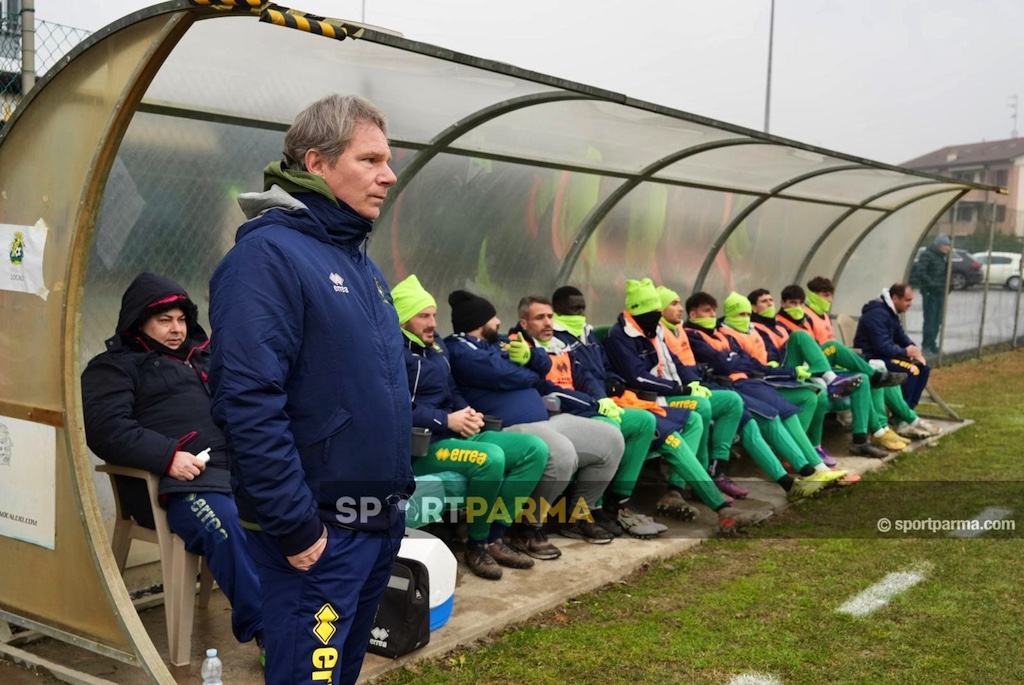 Mister Francesco Cristiani a bordocampo in Colorno Real Formgine 1 2 18a giornata Eccellenza 2024 2025