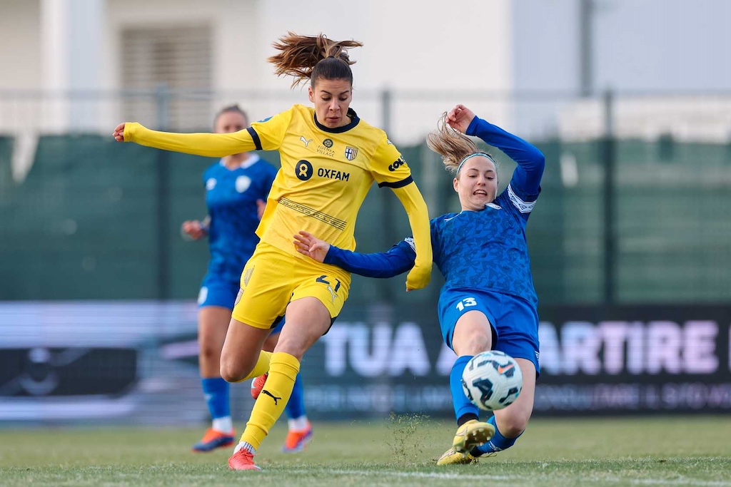 Parma Freedom 1 0 15a giornata Serie B femminile 2024 2025 .Nina Kajzba lotta sul pallone