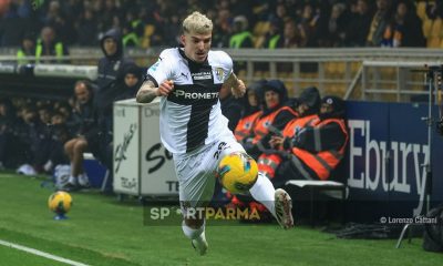 Parma Lecce 1 2 23a giornata Serie A 2024 2025 Valentin Mihail stoppa il pallone