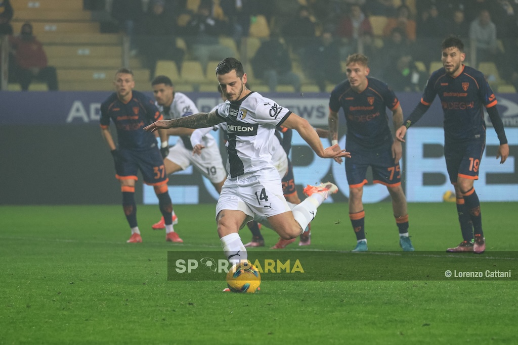 Parma Lecce 1 2 23a giornata Serie A 2024 2025 il rigore di Emanuele Valeri