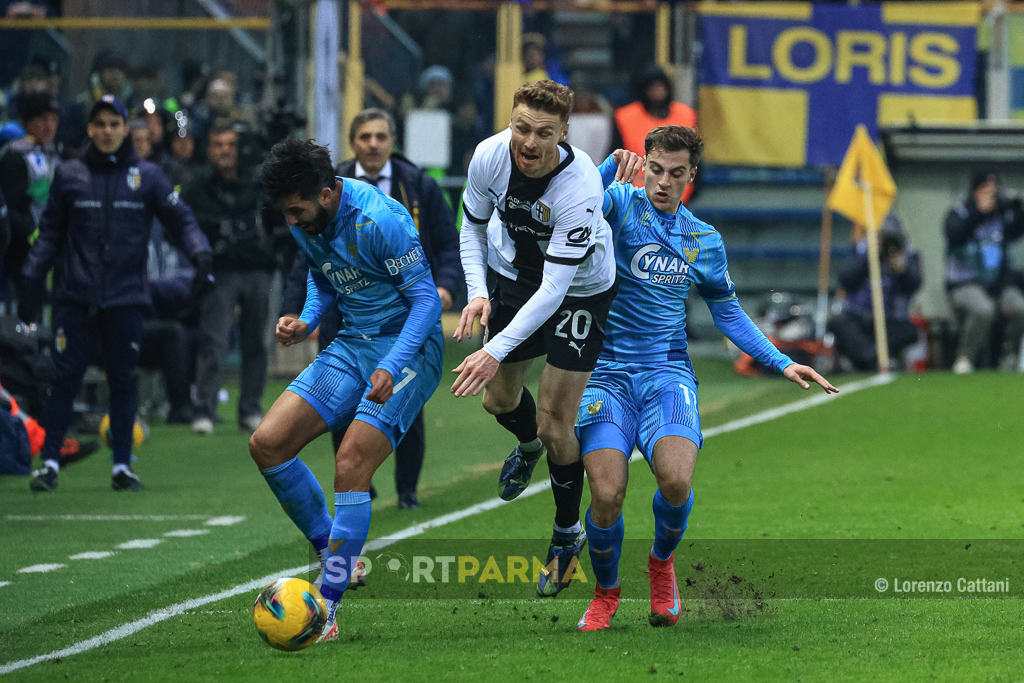 Parma Venezia 1 1 21a giornata Serie A 2024 2025 Antoine Hainaut stretto tra Egill Mikael Ellertsson e Gaetano Oristanio