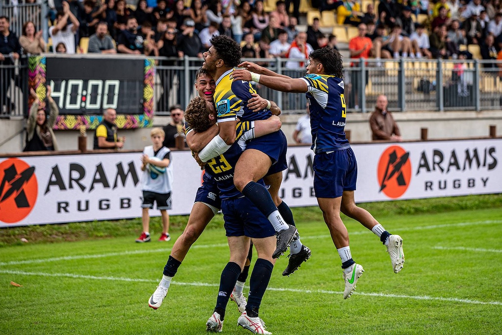 abbraccio giocatori Zebre Parma URC 2024 2025