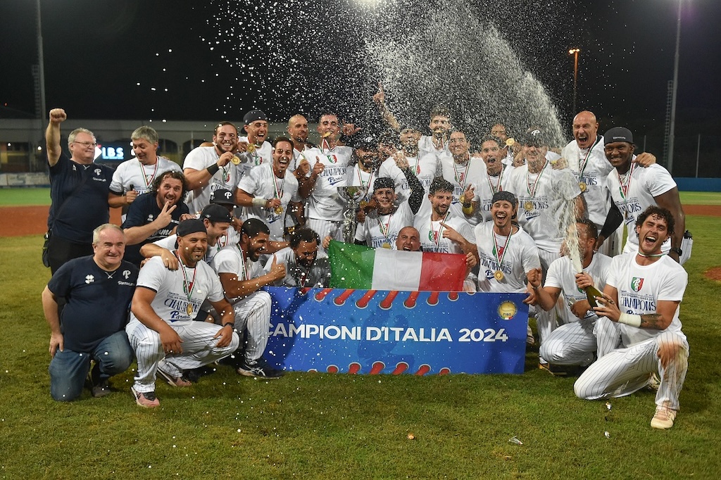 i giocatori del Parma Clima festeggiano la vittoria allItalian Baseball Series 2024