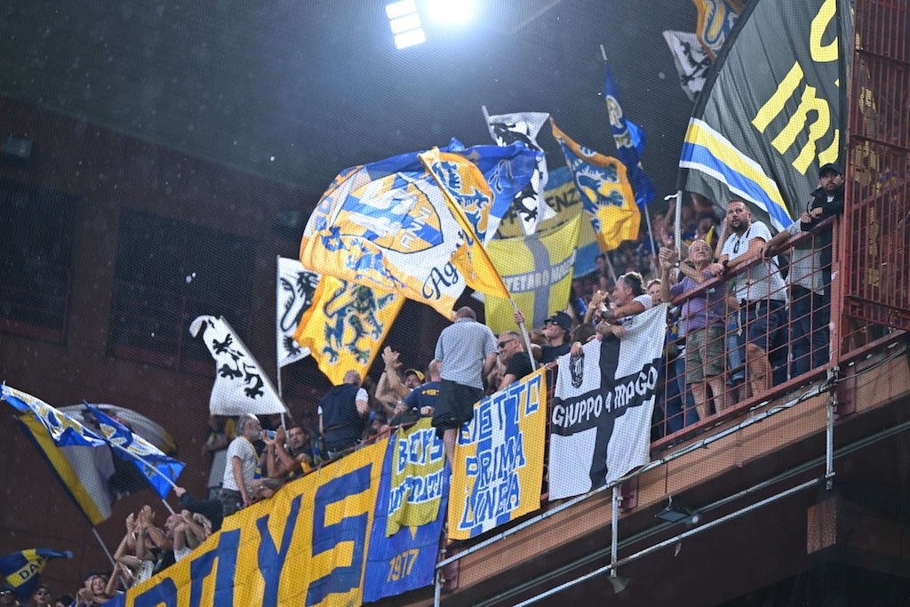 i tifosi gialloblu nel settore ospiti dello stadio Marassi per Genoa Parma 3 3 3 settembre 2022 Serie B 2022 2023