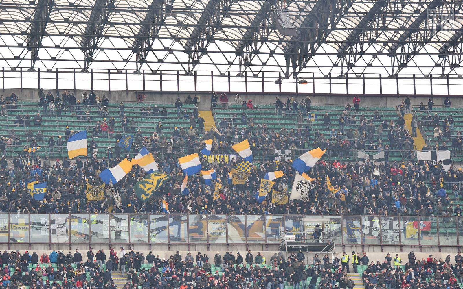 i tifosi gialloblu nel settore ospiti in Milan Parma 2 1 del 2.12.2018 Serie A 2018 2019