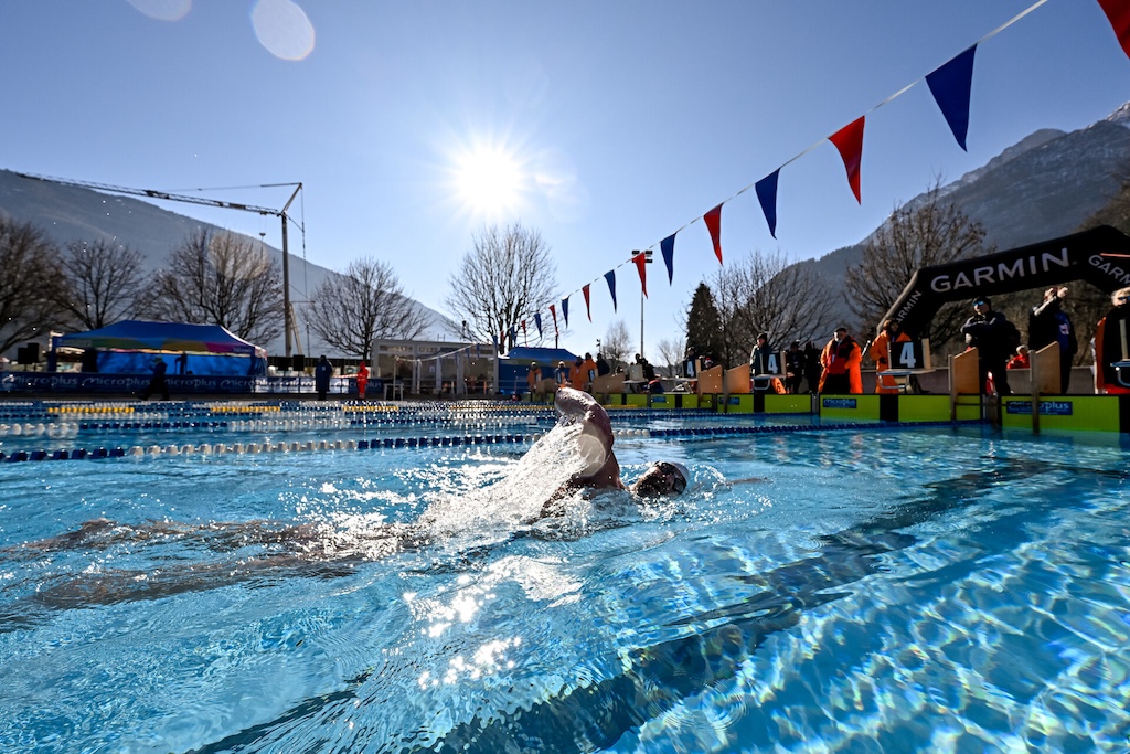 il parmigiano Davide Belletti in vasca nel Campionato Mondiale 2025 di Nuoto in Acque Gelide a Molveno