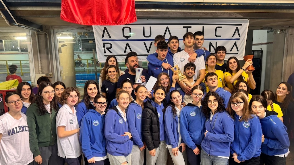 la premiazione di squadra del Coopernuoto Parma al Trofeo Aquatica di Ravenna il 26 gennaio 2025