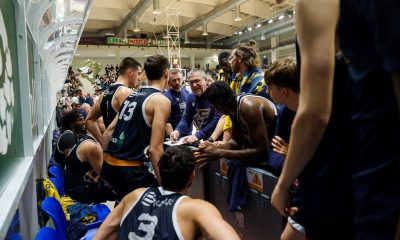 la squadra a colloquio con coach Stefano Bizzozi in Paffoni Omegna vs Foppiani Fulgor Fidenza 84 74 18a giornata Serie B nazionale basket 2024 2025