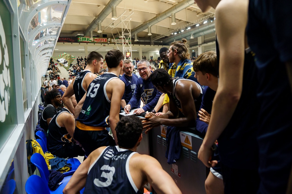 La Fulgor Fidenza cerca riscatto in Puglia: questa sera gara 2 dei playoff 1 la squadra a colloquio con coach Stefano Bizzozi in Paffoni Omegna vs Foppiani Fulgor Fidenza 84 74 18a giornata Serie B nazionale basket 2024 2025