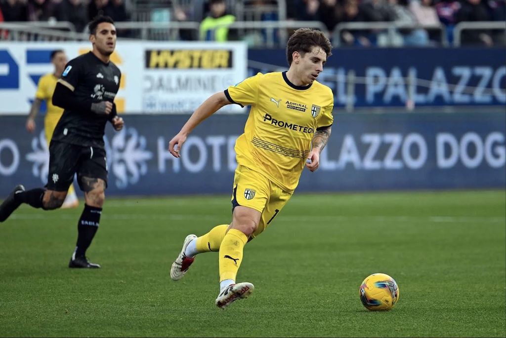 Cagliari Parma 2 1 24a giornata Serie A 2024 2025 Adrian Bernabe palla al piede