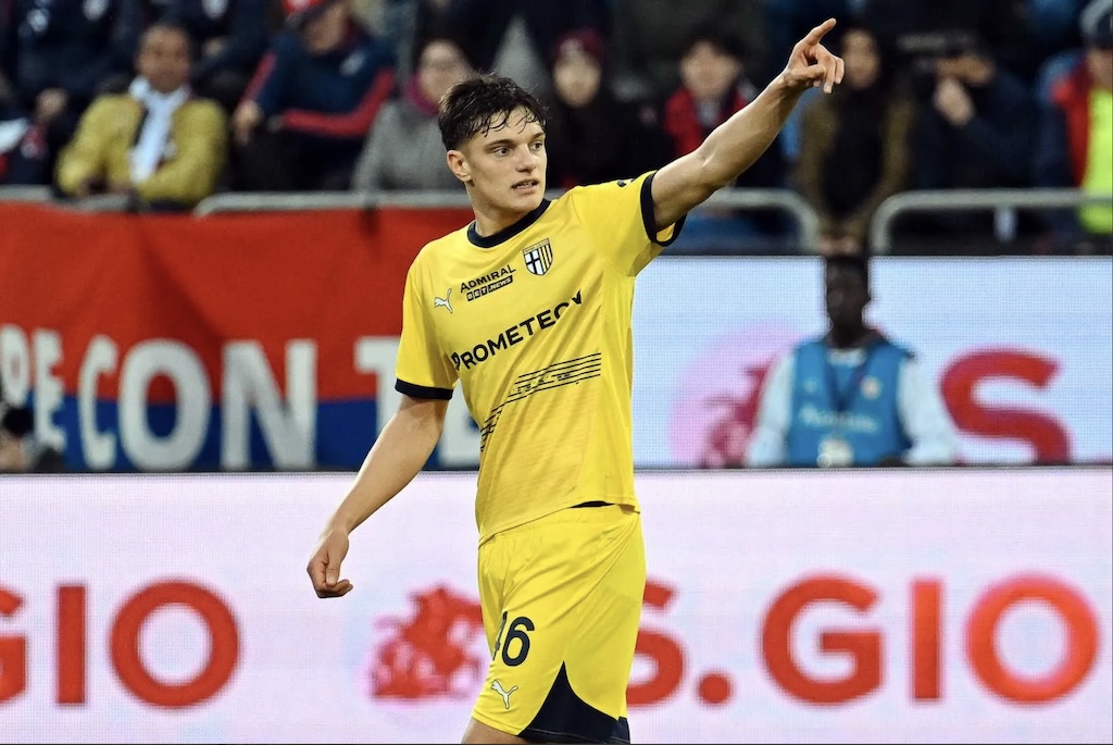 Legrottaglie punta tutto su Leoni: «Diventerà il capitano della Nazionale» 1 Cagliari Parma 2 1 24a giornata Serie A 2024 2025 Giovanni Leoni esulta dopo il 1° gol in Serie A