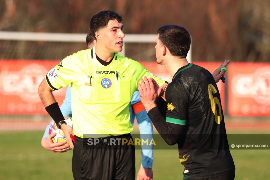 Fidentina Colorno 2 1 23a giornata Eccellenza gir. A 2024 2025 Giacomo Ziliotti protesta con il direttore di gara Mattia Evangelista