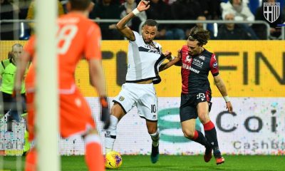 Hernani trattenuto da Luca Pellegrini in Parma Cagliari 2 2 Serie A 2019 2020