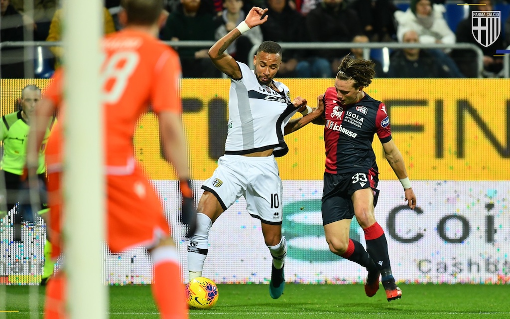 Hernani trattenuto da Luca Pellegrini in Parma Cagliari 2 2 Serie A 2019 2020