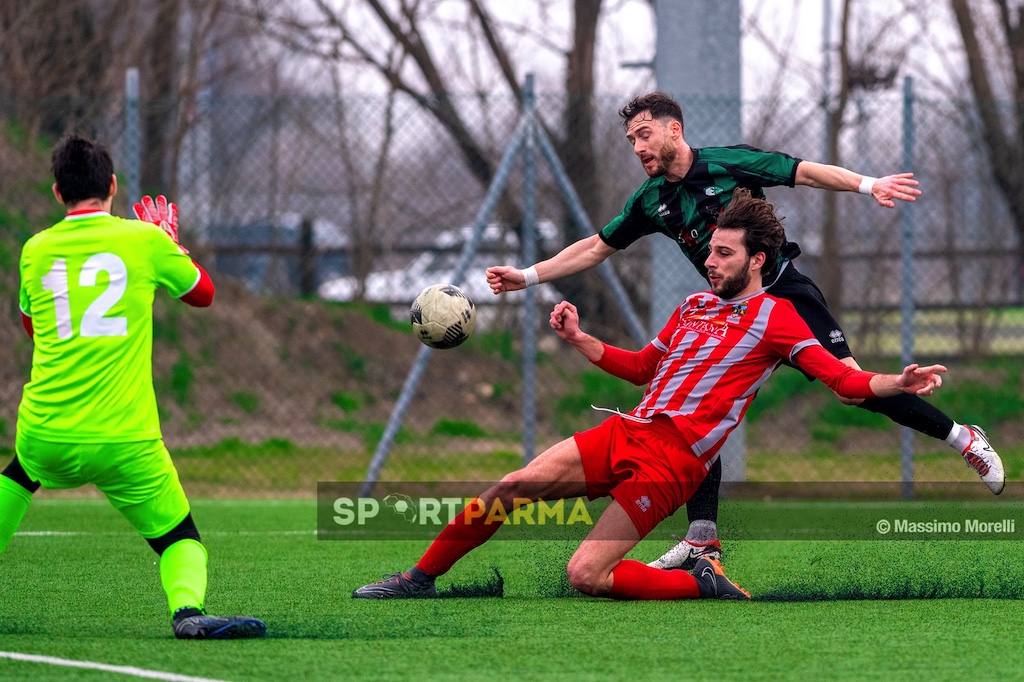 Il Cervo Langhiranese 1 3 22a giornata Prima Categoria gir. B 2024 2025 Roberto Bolsi anticipa Nicolo Lori e calcia verso la porta di Tommaso Corradi
