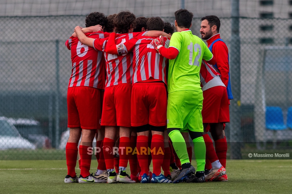 Langhiranese Juventus Club Parma 2 0 19a giornata Prima Categoria gir. B 2024 2025 i grigiorossi si abbracciano in cerchio dopo il gol del vantaggio