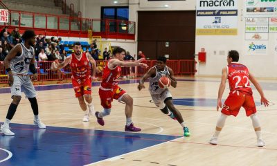 Levi Guimdo Valdo in azione in Foppiani Fulgor Fidenza Andrea Costa Imola 83 87 26a giornata Serie B nazionale basket 2024 2025