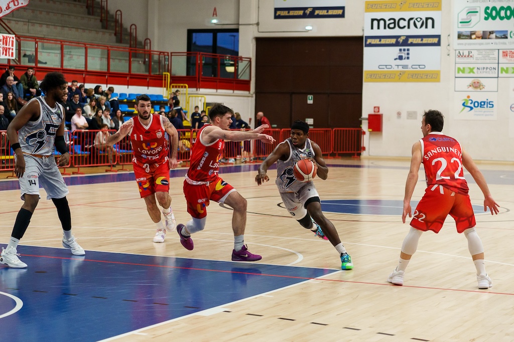 Levi Guimdo Valdo in azione in Foppiani Fulgor Fidenza Andrea Costa Imola 83 87 26a giornata Serie B nazionale basket 2024 2025