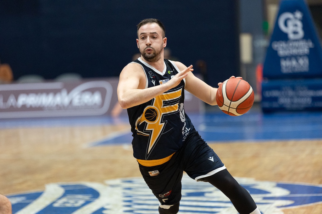 La Fulgor Fidenza saluta capitan Milo Galli: «Grazie per sempre» 1 Milo Galli in Virtus Ragusa Foppiani Fulgor Fidenza 66 67 30a giornata Serie B basket 2024 2025