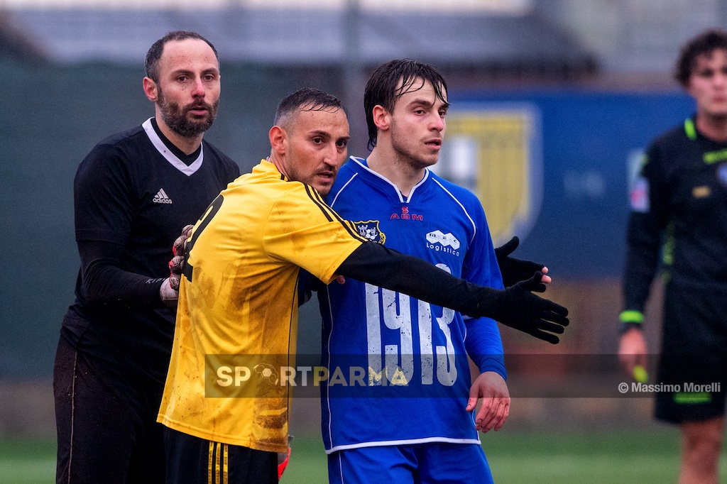 Noceto Zibello Pieve 2 0 19a giornata Prima Categoria gir. A 2024 2025 il portiere Federico Marcobello e il difensore Simone Colombo vicini allattaccante avversario Mattia Corbellini
