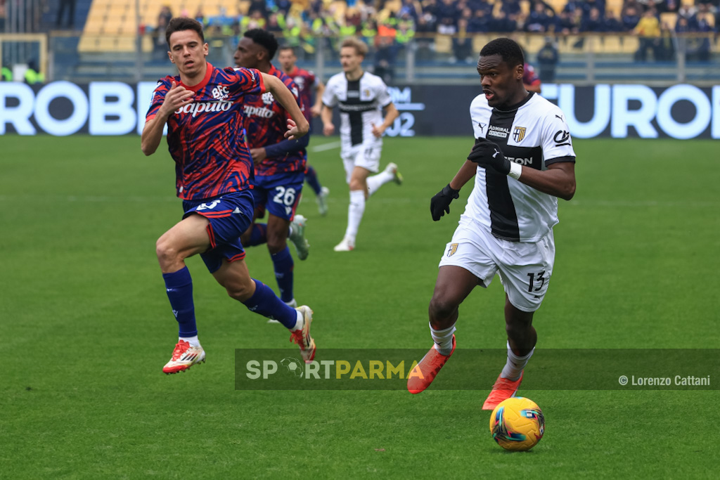 Parma Bologna 2 0 26a giornata Serie A 2024 2025 Ange Yoan Bonny inseguito da Juan Miranda