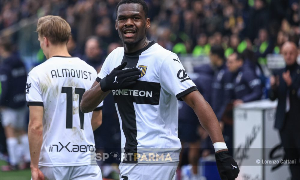 Parma Bologna 2 0 26a giornata Serie A 2024 2025 Ange Yoan Bonny tocca lo stemma dei ducali durante i festeggiamenti