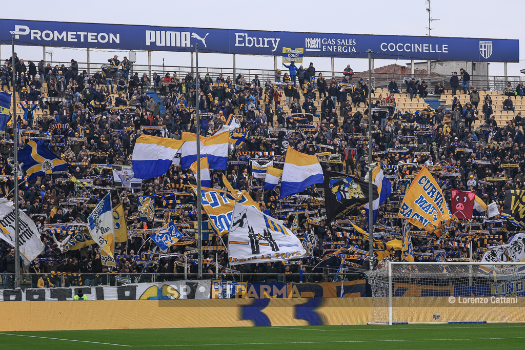 Parma Bologna 2 0 26a giornata Serie A 2024 2025 la Curva Nord con le sciarpe e le bandiere gialloblu