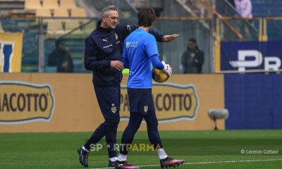 Parma Bologna 2 0 26a giornata Serie A 2024 2025 lallenatore dei portieri Nicola Pavarini parla a Edoardo Corvi