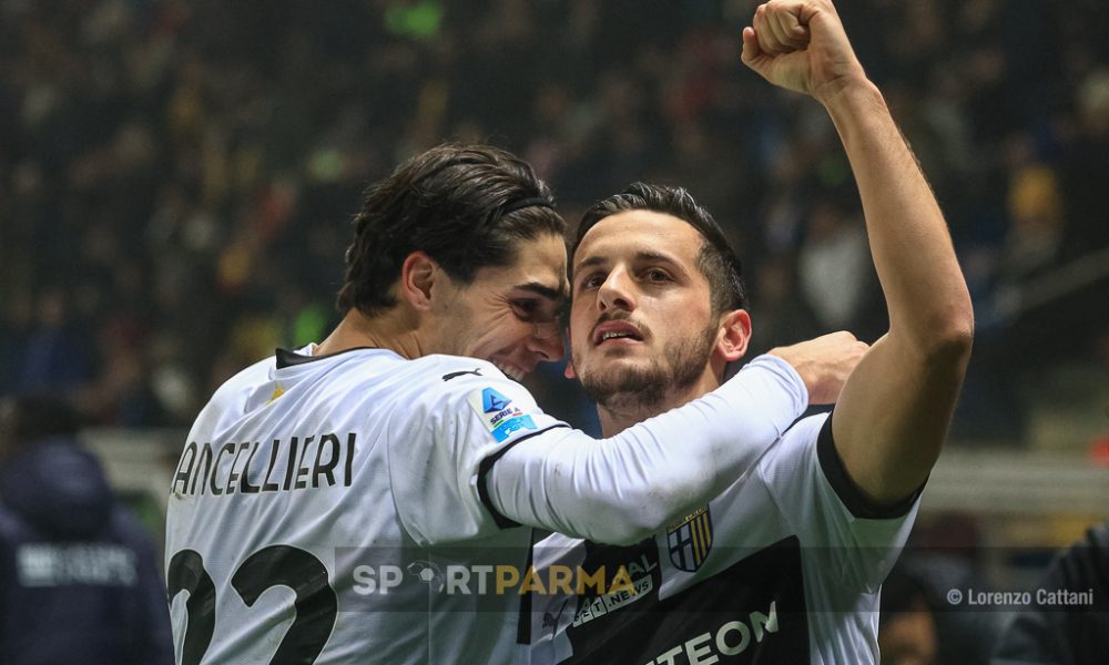Parma Lecce 1 2 23a giornata Serie A 2024 2025 Matteo Cancellieri abbraccia Emanuele Valeri che esulta per il gol