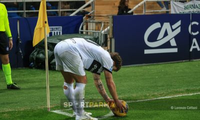 Parma Roma 1 0 25a giornata Serie A 2024 2025 Adrian Bernabe sistema il pallone sul punto di battuta vicino al calcio dangolo