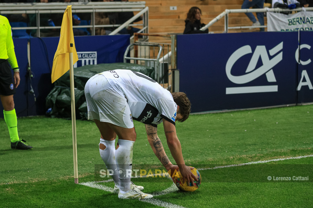 Parma Roma 1 0 25a giornata Serie A 2024 2025 Adrian Bernabe sistema il pallone sul punto di battuta vicino al calcio dangolo