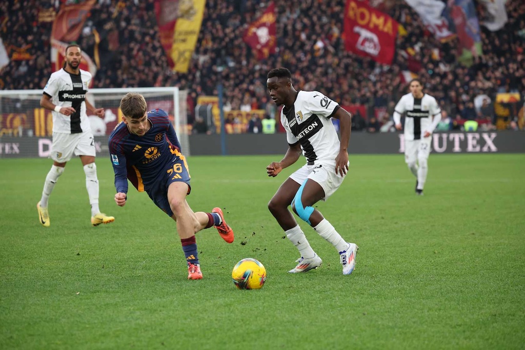 Roma Parma 5 0 17a giornata Serie A 2024 2025 Alexis Saelemaekers osserva Drissa Camara