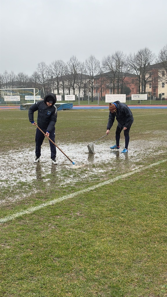 dirigenti al lavoro al Faustino Cavagna di Busseto per spalare lacqua dal campo allagato prima del match contro il Vigolo Marchese valevole per la 20a giornata di Prima Categoria gir. A 2024 2025