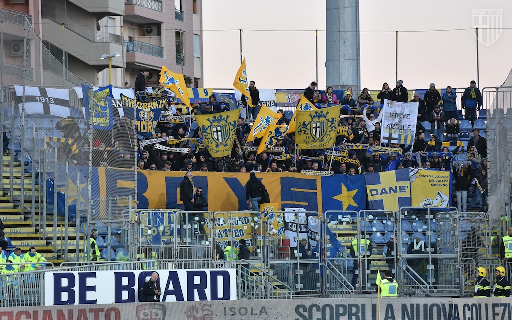 i tifosi gialloblu nel settore ospiti dello stadio Unipol Domus Arena il 16.02.2019 in Cagliari Parma 2 1 Serie A 2019 2020