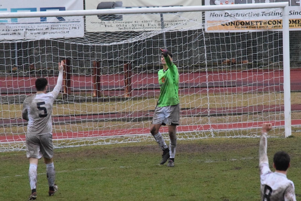 il portiere Rocco Avanzini Salso esulta per aver parato al debutto il calcio di rigore a Luca Franchi in Salsomaggiore Gotico Garibaldina 3 1 24a giornata Eccellenza 2024 2025