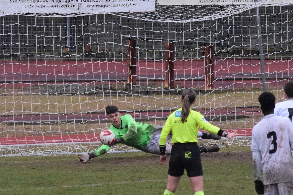 il portiere Rocco Avanzini Salso para al debutto il calcio di rigore a Luca Franchi in Salsomaggiore Gotico Garibaldina 3 1 24a giornata Eccellenza 2024 2025