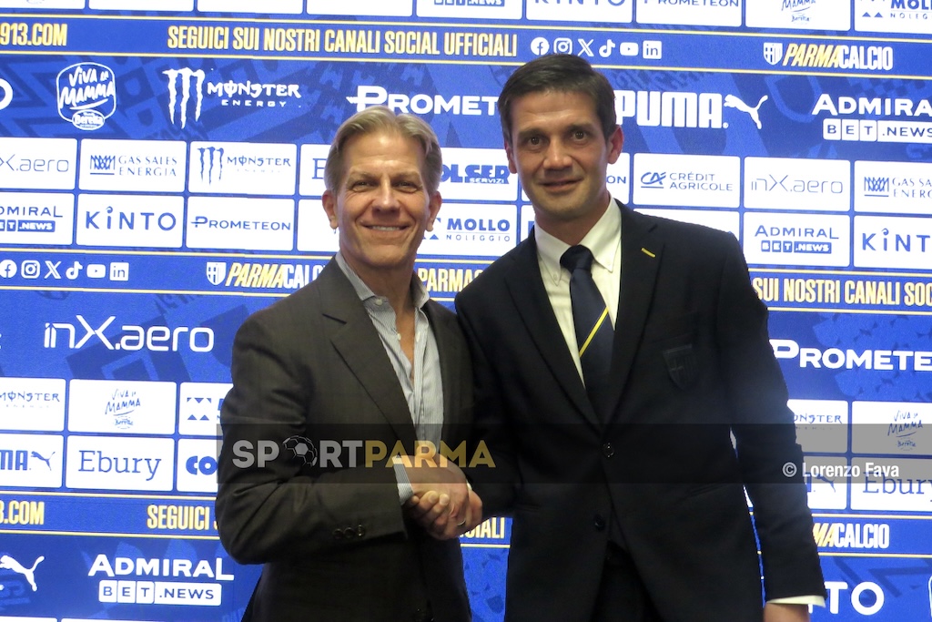 il presidente Kyle Krause e mister Cristian Chivu in conferenza stampa al Tardini il 20.02.2025