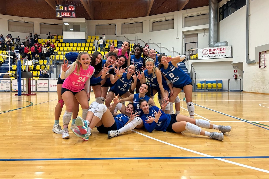 lesultanza delle ragazze del Galaxy Volley Collecchio dopo la vittoria per 0 3 a Mapello contro la capolista Brembo Serie B2 pallavolo femminile