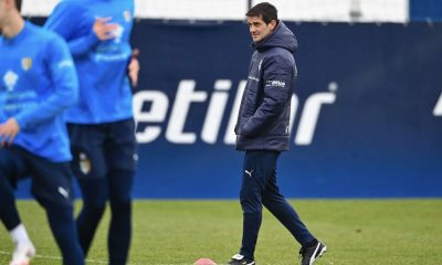 mister Cristian Chivu Parma Calcio 1913 in campo per il primo allenamento