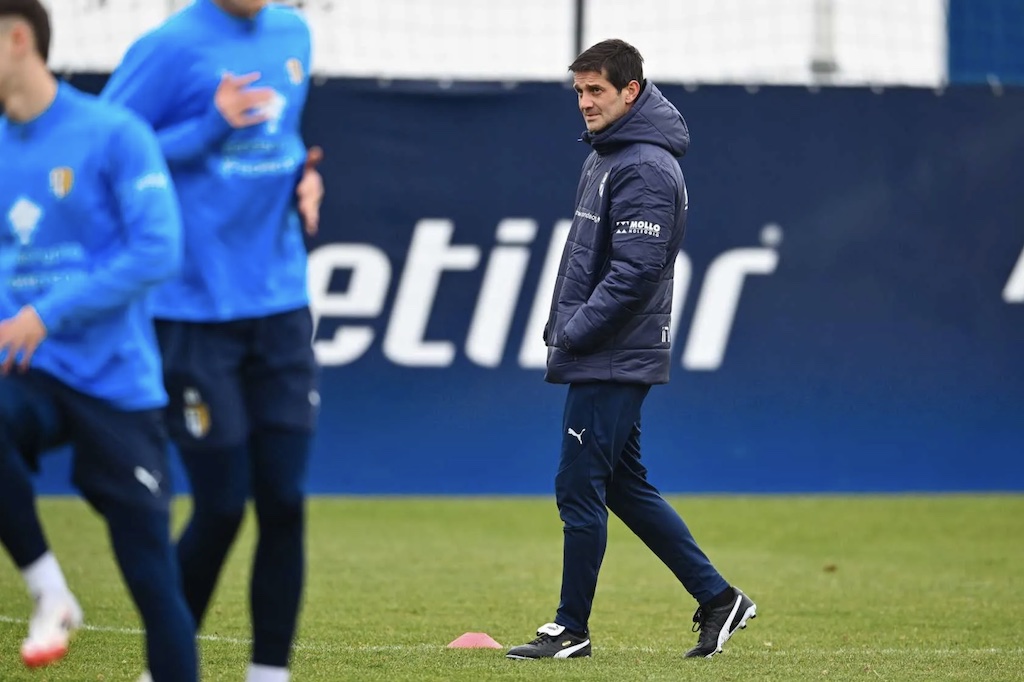 mister Cristian Chivu Parma Calcio 1913 in campo per il primo allenamento