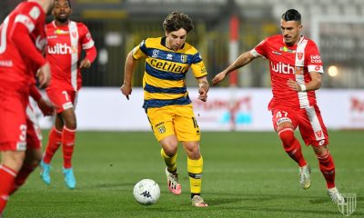 Adrian Bernabe inseguito da Dany Mota Carvalho in Monza Parma 1 1 il 2 marzo 2022 27a giornata Serie B 2021 2022