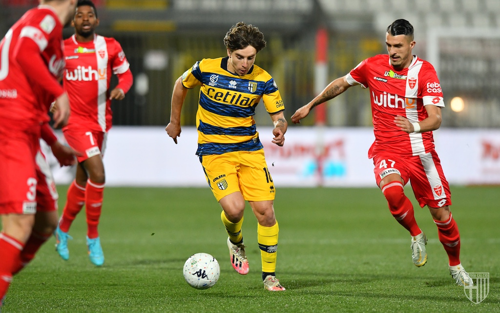 Adrian Bernabe inseguito da Dany Mota Carvalho in Monza Parma 1 1 il 2 marzo 2022 27a giornata Serie B 2021 2022