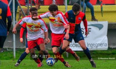 Carignano Sorbolo Biancazzurra 3 0 30a giornata Promozione gir. A 2024 2025 Allan Azuka Abumujor e Gioele Ghiretti che lotta con Andrea Oppici