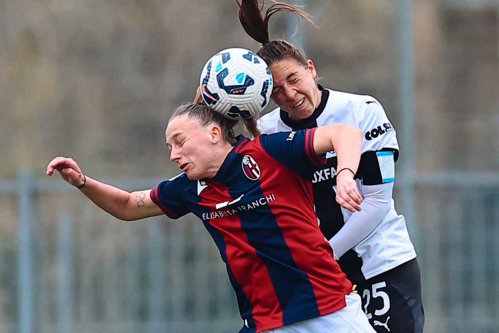 Caterina Ambosi stacca di testa in Parma Bologna 2 2 21a giornata Serie B femminile 2024 2025