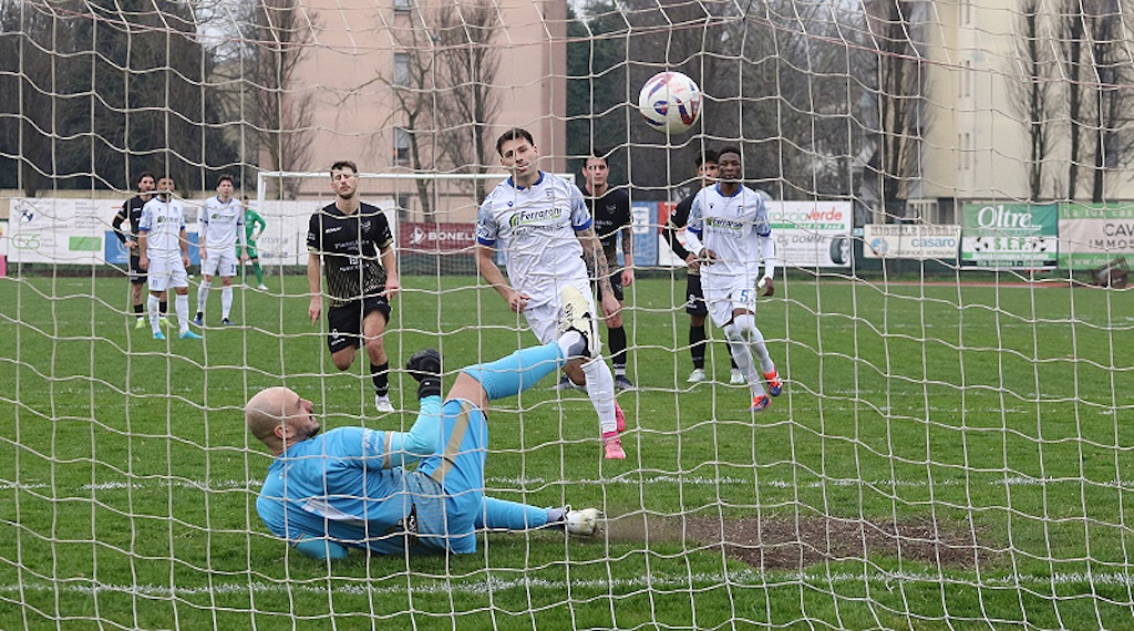 Gonzalo Martinez segna su calcio di rigore in Borgo San Donnino Terre di Castelli 28a giornata Eccellenza 2024 2025