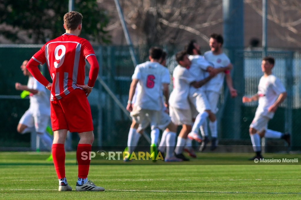 Langhiranese Team Traversetolo 0 2 23a giornata Prima Categoria gir. B 2024 2025 Christian Rolli con le mani sui fianchi osserva gli ex compagni che esultano al gol del vantaggio