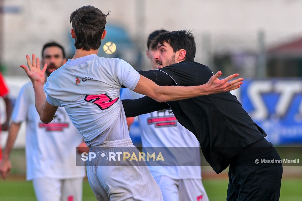 Langhiranese Team Traversetolo 0 2 23a giornata Prima Categoria gir. B 2024 2025 il portiere locale Tommaso Corradi spintona il difensore ospite Leonardo De Wall
