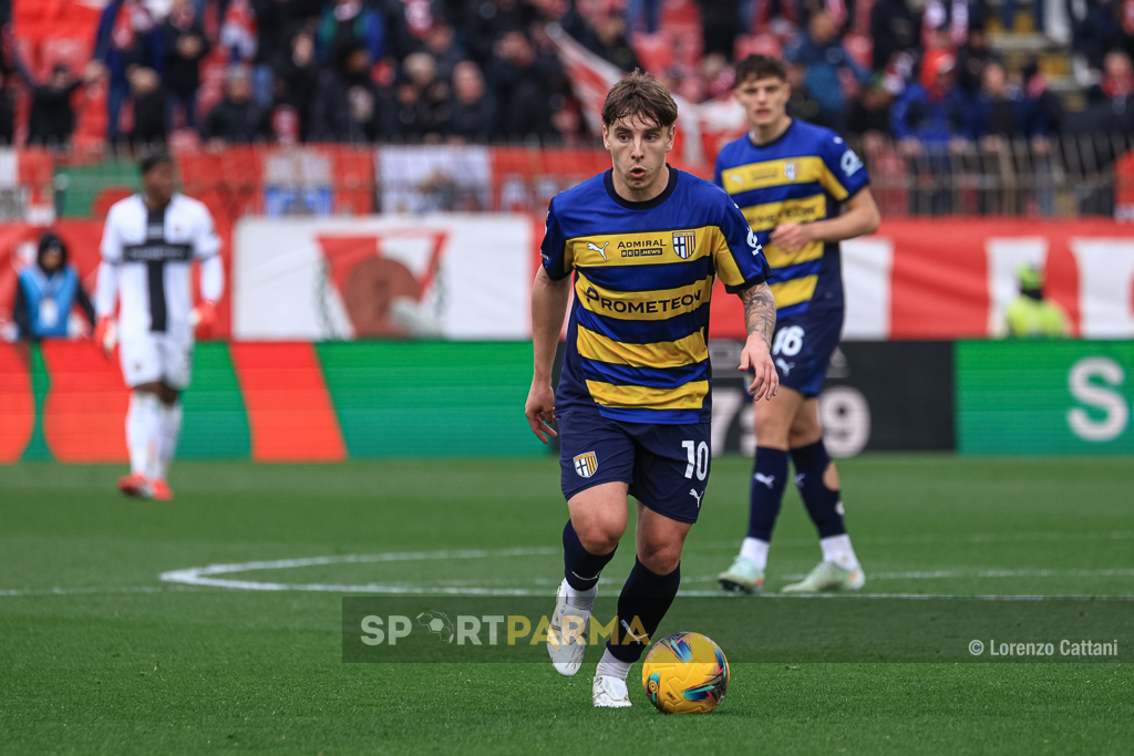 Mercato: il Parma fissa il prezzo per Bernabé, servono 25 milioni 1 Monza Parma 1 1 29a giornata Serie A 2024 2025 Adrian Bernabe palla al piede